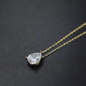 Srebrna pozlacena ogrlica sa motivom suze u beloj boji