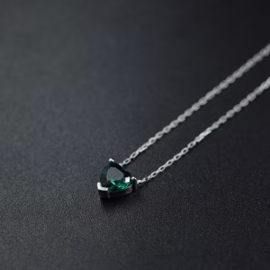 Srebrna ogrlica sa motivom malog srca u zelenoj boji