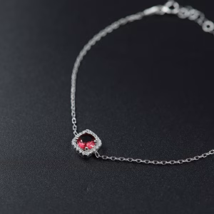 Narkuvica od srebra sa crvenim kockastim kristalom