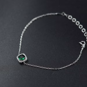 Srebrna narukvica sa zelenim kristalima ''Deep forest''