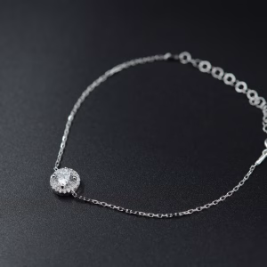 Srebrna narukvica sa belim kristalom okruglog oblika