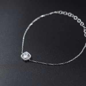 Srebrna narukvica sa belim kristalom kockastog oblika