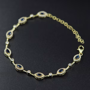 Srebrna pozlacena narukvica sa tamno plavim kristalima