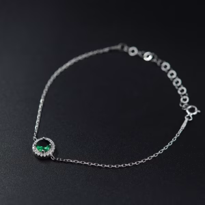 Srebrna narukvica sa tamnozelenim okruglim kristalom