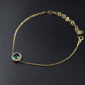 Srebrna pozlacena narukvica sa tamno zelenim kristalom