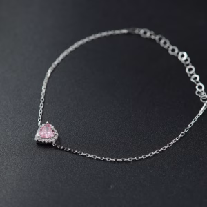 Srebrna narukvbica sa motivom srca u roze boji