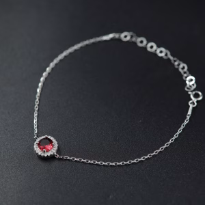 Srebrna narukvica sa kruznim kristalom u crvenoj boji