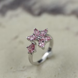 Srebrni prsten sa motivom cveta