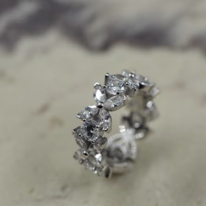 Srebrni prsten sa motivom latica