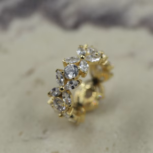 Srebrni pozlaceni prsten sa motivom belih latica