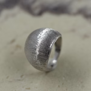 Srebrni ovalni prsten sa peskiranom povrsinom