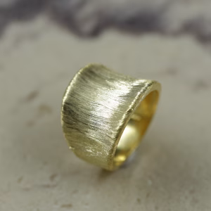 Srebrni pozlaceni prsten sa mat teksturom