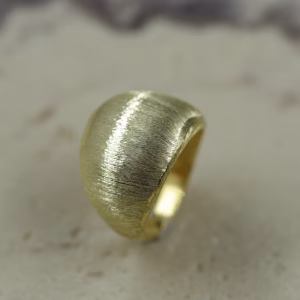 Srebrni pozlaceni prsten sa matiranom povrsinom