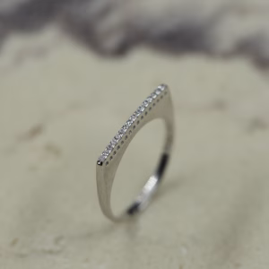 Srebrni tanki prsten sa cirkonima