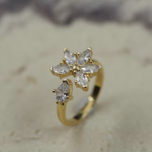 Srebrni pozlaceni prsten sa motivom latica u beloj boji