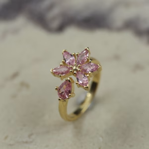 Srebrni pozlaceni prsten sa motivom latica u roze boji