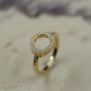 Srebrni pozlaceni prsten sa motivom kruga i cirkonima