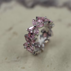 Srebrni prsten sa motivom latica u roze boji